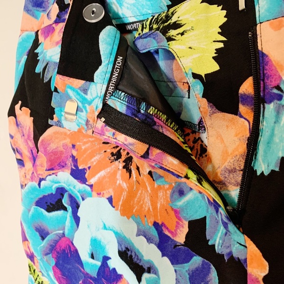 Worthington (size 14) Bright Floral Shorts with pockets - Picture 7 of 9